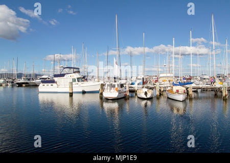 Hobart, Tasmania, Australia: Marzo 28, 2018: yacht di lusso sono ormeggiate nella sicurezza della marina presso il Royal Yacht Club of Tasmania. Foto Stock