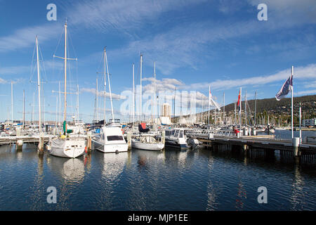 Hobart, Tasmania, Australia: Marzo 28, 2018: yacht di lusso sono ormeggiate nella sicurezza della marina presso il Royal Yacht Club of Tasmania. Foto Stock