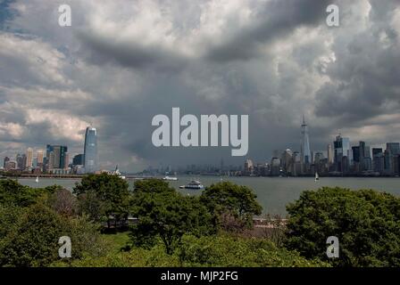 Vista della parte inferiore dello skyline di Manhattan da Liberty Island Foto Stock