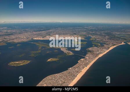 La penisola Rockaway nel Queens, a New York dall'aria che separa la Giamaica Bay dall'Oceano Atlantico Foto Stock