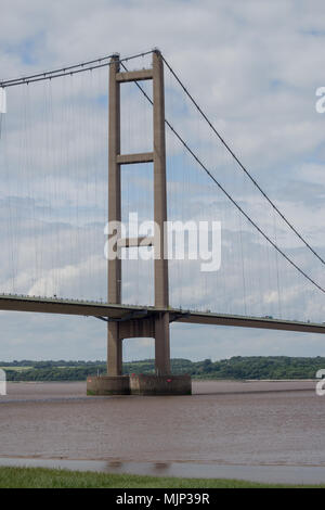 Una sola torre del ponte Humber visto dalla costa Foto Stock