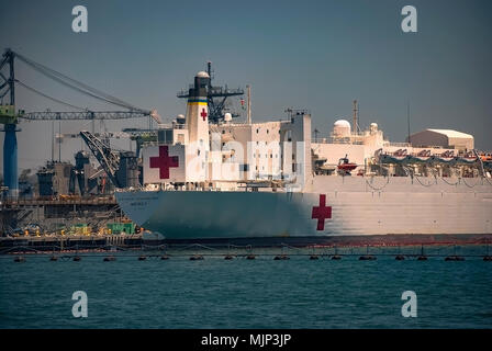 La US Naval nave ospedale "ercy' ancorata in San Diego Naval Station Foto Stock