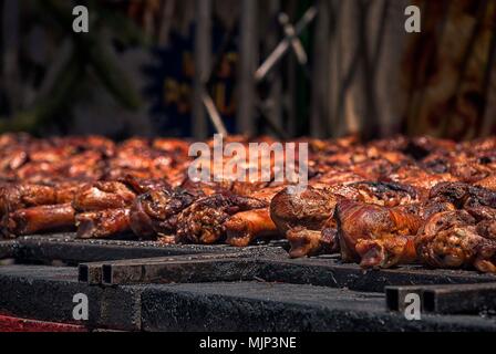 Abbondanza di pollo cotti sul barbecue Foto Stock