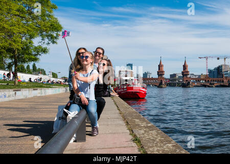 Berlino, Germania - maggio 2018: un gruppo di ragazze rendendo selfie foto al muro di Berlino (East side gallery) accanto al fiume Sprea a Berlino, Germania Foto Stock