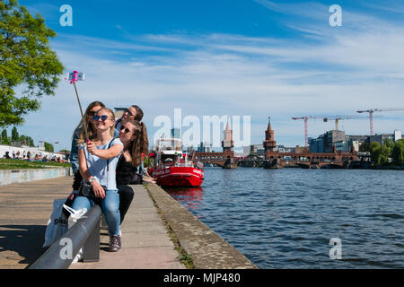 Berlino, Germania - maggio 2018: un gruppo di ragazze rendendo selfie foto al muro di Berlino (East side gallery) accanto al fiume Sprea a Berlino, Germania Foto Stock