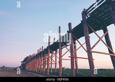 Ultima luce in U Beng ponte, ponte di legno a Mandalay, Myanmar. Foto Stock