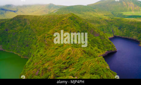 Vista aerea di Comprida e Negra laghi , sull isola di Flores nelle Azzorre. Portogallo Foto Stock