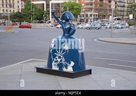MADRID, Spagna - 5 maggio: scultura di una surreale menina il 5 maggio 2018 a Madrid, Spagna. Foto Stock