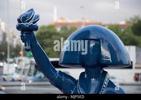 MADRID, Spagna - 5 maggio: scultura di una surreale menina il 5 maggio 2018 a Madrid, Spagna. Foto Stock