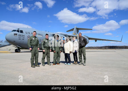 Membri del terzo squadrone Airlift sostare davanti a un C-17 Globemaster III con Kareem Bennett (centro) e la sua famiglia Marzo 16, 2018 Alla Dover Air Force Base, Del. Bennett è stato il secondo partecipante nel terzo come pilota per un programma della giornata. Le forze armate e i civili dimostrando coraggio coraggio impegno di dedizione e di sacrificio Foto Stock