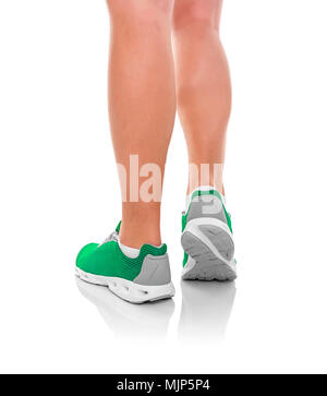 Gambe maschio in sneakers su bianco. Foto Stock