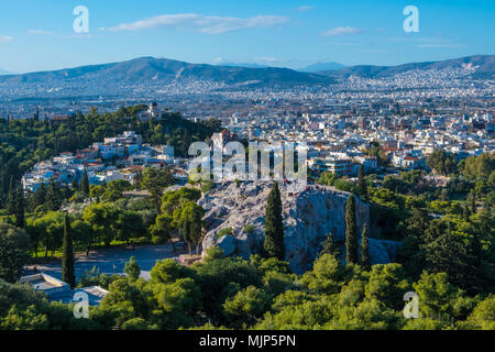 Vista panoramica di Atene e di areopago, un ruolo di roccia affiorante situato a nordovest dell'Acropoli di Atene, Grecia. Foto Stock