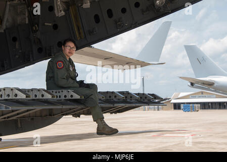 Il personale Sgt. Ashley Cardillo, un loadmaster assegnato al XXI Airlift Squadron, appoggia dopo alleggerendo il carico a Darwin, Royal Australian Air Force Base in Australia, durante una donna volo del patrimonio. Il tutto al femminile equipaggio condotto la missione che visualizzate orgoglio nel loro patrimonio e hanno mostrato la loro capacità di condurre una rapida mobilità globale oggi in forza dell'aria mediante il trasporto di attrezzature militari e ai passeggeri di pacifico comando area di responsabilità. Le forze armate e i civili dimostrando coraggio coraggio impegno di dedizione e di sacrificio Foto Stock