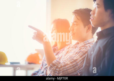 Immagine di business partner per discutere di documenti e idee alla riunione Foto Stock