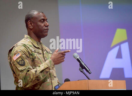 Il Mag. Gen. Cedric T. vince, Comandante generale degli Stati Uniti Esercito la ricerca e lo sviluppo e il comando di ingegneria, dà il keynote address per più di 600 partecipanti del programma 2018 Incontro di formulazione 20 Marzo presso la Mallette Training Facility presso Aberdeen Proving Ground, Maryland. Le forze armate e i civili dimostrando coraggio coraggio impegno di dedizione e di sacrificio Foto Stock