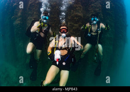 Stati Uniti Navy Divers, assegnato al Diving Mobile unità di soccorso (MDSU) 1, posano per una foto dopo la conduzione di un sottomarino di pier sondaggio con i tuffatori dal subacqueo del team di costruzione (UCT) 2 in Apra Harbor, Guam, Dic 14, 2017. UCT-2 fornisce la costruzione, ispezione, manutenzione e riparazione di subacquea e waterfront strutture a sostegno della flotta del Pacifico. (U.S. Navy combattere la foto della telecamera tramite la comunicazione di massa Specialist 1a classe Arthurgwain L. Marquez) Foto Stock