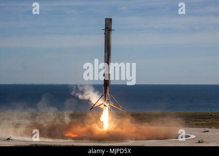Un SpaceX "volo provato" primo stadio survoltore terre con successo sulla zona di atterraggio 1, Cape Canaveral Air Force Station, Fla. dic. 15, 2017. Gli Stati Uniti Air Force's 45th spazio ala SpaceX supportato il successo del lancio della NASA commerciale della missione di rifornimento 13 a bordo di un Falcon 9 razzo da complessi di lancio 40 15 dicembre 2017. Subito dopo il lancio, il booster restituito in modo sicuro come ha fatto per la sua prima missione, CRS-11, nel giugno 2017. (Foto di cortesia/SpaceX) Foto Stock