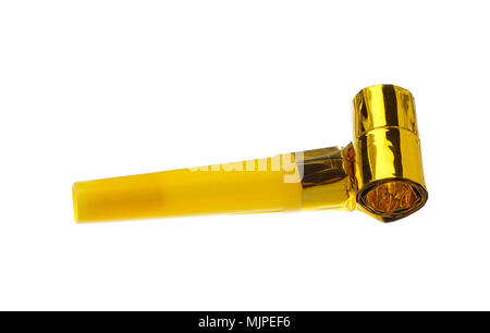 Partito in plastica horn fuoriuscite in giallo e oro isolato su bianco. Foto Stock