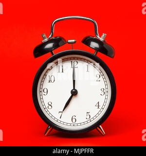 Orologio Alaram su rosso viene visualizzato sette o clock. Foto Stock
