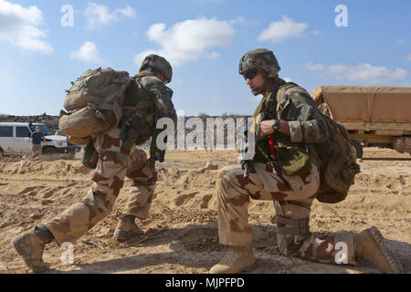 171219-M-UX416-092 ARTA BEACH, Gibuti (dec. n. 19, 2017) delle forze francesi prepararsi alla partenza simulato recupero tattico di aeromobili e di missione del personale durante il pugnale del coccodrillo. Alligatore pugnale, guidato da Naval Amphibious vigore, Task Force 51/5th Marine Expeditionary brigata di spedizione, è un dedicato, bilaterali prove di combattimento che combina degli Stati Uniti e delle forze francesi di pratica, provare ed esercitare capacità integrate disponibili negli Stati Uniti. Comando centrale sia a galla e a terra. (U.S. Marine Corps foto di Sgt. Jessica Y. Lucio/rilasciato) Foto Stock