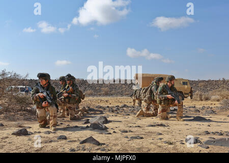 171219-M-UX416-092 ARTA BEACH, Gibuti (dec. n. 19, 2017) delle forze francesi fissano l'area in preparazione alla partenza simulato recupero tattico di aeromobili e di missione del personale durante il pugnale del coccodrillo. Alligatore pugnale, guidato da Naval Amphibious vigore, Task Force 51/5th Marine Expeditionary brigata di spedizione, è un dedicato, bilaterali prove di combattimento che combina degli Stati Uniti e delle forze francesi di pratica, provare ed esercitare capacità integrate disponibili negli Stati Uniti. Comando centrale sia a galla e a terra. (U.S. Marine Corps foto di Sgt. Jessica Y. Lucio/rilasciato) Foto Stock