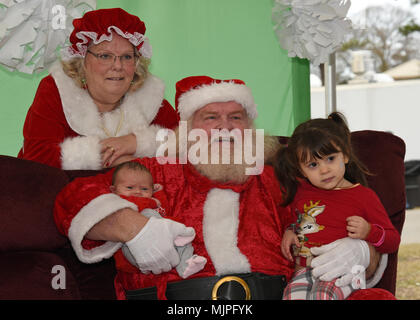 Team Shaw bambini per sedersi per una foto con Babbo Natale e la sig.ra Claus durante il pupazzo di neve Fest a Shaw Air Force Base, S.C., Dic 17, 2017. L'evento ha attirato circa 4.500 individui fornendo la possibilità di giocare nella neve, competere in giochi, scattare una foto con Babbo Natale e la sig.ra Claus, shop e godere di intrattenimenti musicali. (U.S. Air Force foto di Airman 1. Classe Kathryn R.C. Reaves) Foto Stock