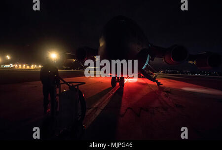 Il personale Sgt. Kyle Herzog, XIV Airlift Squadron C-17 Globemaster III loadmaster, esegue il pre-volo controlli prima di simulare un giunto di ingresso forzato missione a base comune, Charleston S.C., il 9 dicembre 2017. Più di 40 aerei hanno partecipato a questa porzione di mobilità di U.S. Air Force armi di integrazione scolastica in corrispondenza di un intervallo di prova vicino alla Nellis Air Force Base, Nev., dove la mobilità avieri vengono insegnate le competenze avanzate per condurre JFE missioni nella ben difeso aree. (U.S. Air Force photo by Staff Sgt. Trevor T. McBride) Foto Stock