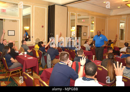 AUSTIN, Texas - (dec. n. 19, 2017) Navy veterano Michael Lindsey di Raleigh, North Carolina, un facilitator assegnato alla Marina il XXI secolo marinaio office a Norfolk, Virginia, parla con la seconda classe sottufficiali della Marina Militare il reclutamento di quartiere San Antonio circa lo stress operativo controllo durante un quartiere riunione di formazione tenutosi presso il Crowne Plaza Hotel. Più di 250 reclutatori, personale di supporto e i loro coniugi hanno frequentato il corso di formazione in cui essi sono stati forniti con il supporto di reti, programmi, risorse, la formazione e le competenze necessarie per superare le avversità e prosperare. (U.S. Le foto della marina da Burrell Parmer, Navy ri Foto Stock