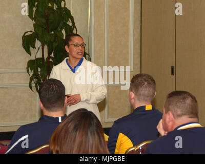 AUSTIN, Texas - (dec. n. 19, 2017) Navy veterano Martha Lara di Flagstaff, in Arizona, un facilitator assegnato alla Marina il XXI secolo marinaio office a Norfolk, Virginia, parla con i dirigenti e il capo di sottufficiali della Marina Militare il reclutamento di quartiere San Antonio circa lo stress operativo controllo durante un quartiere riunione di formazione tenutosi presso il Crowne Plaza Hotel. Più di 250 reclutatori, personale di supporto e i loro coniugi hanno frequentato il corso di formazione in cui essi sono stati forniti con il supporto di reti, programmi, risorse, la formazione e le competenze necessarie per superare le avversità e prosperare. (U.S. Le foto della marina da Burrell Parmer, Na Foto Stock