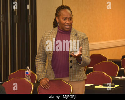 AUSTIN, Texas - (dec. n. 19, 2017) Navy veterano Sheila Martin di Walterboro, S.C., un facilitator assegnato alla Marina il XXI secolo marinaio office a Norfolk, Virginia, parla con i coniugi di marina il reclutamento di quartiere San Antonio circa lo stress operativo controllo durante un quartiere riunione di formazione tenutosi presso il Crowne Plaza Hotel. Più di 250 reclutatori, personale di supporto e i loro coniugi hanno frequentato il corso di formazione in cui essi sono stati forniti con il supporto di reti, programmi, risorse, la formazione e le competenze necessarie per superare le avversità e prosperare. (U.S. Le foto della marina da Burrell Parmer, Navy distretto di reclutamento S Foto Stock