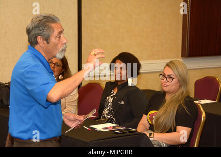 AUSTIN, Texas - (dec. n. 19, 2017) Navy veterano Robert Searles di Los Angeles, un facilitator assegnato alla Marina il XXI secolo marinaio office a Norfolk, Virginia, parla con i coniugi di marina il reclutamento di quartiere San Antonio circa lo stress operativo controllo durante un quartiere riunione di formazione tenutosi presso il Crowne Plaza Hotel. Più di 250 reclutatori, personale di supporto e i loro coniugi hanno frequentato il corso di formazione in cui essi sono stati forniti con il supporto di reti, programmi, risorse, la formazione e le competenze necessarie per superare le avversità e prosperare. (U.S. Le foto della marina da Burrell Parmer, Marina il reclutamento di quartiere San un Foto Stock