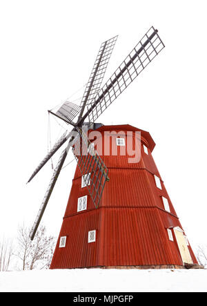 Il mulino a vento di rosso in un paesaggio invernale. Foto Stock