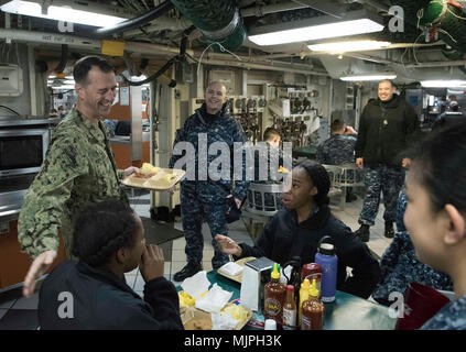 171219-N-ES994-003 Yokosuka, Giappone (dec. n. 19, 2017) Capo di operazioni navali (CNO) Adm. John Richardson ha prima colazione con i marinai a bordo della Nimitz-class portaerei USS Ronald Reagan (CVN 76). Richardson è in viaggio per incontrare con inoltro distribuito le forze navali (FDNF) Marinai e riaffermare la marina di impegno per i suoi marinai, i nostri alleati e stabilità nella Indo-Asia regione del Pacifico. (U.S. Foto di Marina di Massa Specialista comunicazione Chief Elliott Fabrizio/rilasciato) Foto Stock