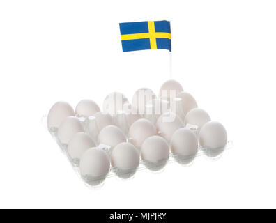 Venti svedese bianco uova di gallina insieme con la bandiera svedese in una confezione di uova isolate su sfondo bianco. Foto Stock