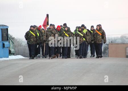 Un gruppo di cadetti con la sfida di Wisconsin Academy marzo vicino al complesso dell'Accademia dic. 14, 2017 a Fort McCoy, Wis. i cadetti erano nelle loro ultime settimane di formazione prima di laurearsi. La sfida Academy, un Fort McCoy organizzazione del locatario, offre ai giovani la possibilità di cambiare il senso della loro vita e di sviluppare la forza di carattere e di vita le competenze necessarie per diventare il successo, cittadini responsabili. Il programma inizia con un 5 1/2 mesi fase residenziale, seguiti da un anno di post-fase residenziale. (U.S. Foto dell'esercito da Scott T. Sturkol, Ufficio per gli affari pubblici, Fort McCoy, W Foto Stock