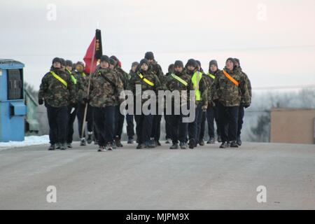 Un gruppo di cadetti con la sfida di Wisconsin Academy marzo vicino al complesso dell'Accademia dic. 14, 2017 a Fort McCoy, Wis. i cadetti erano nelle loro ultime settimane di formazione prima di laurearsi. La sfida Academy, un Fort McCoy organizzazione del locatario, offre ai giovani la possibilità di cambiare il senso della loro vita e di sviluppare la forza di carattere e di vita le competenze necessarie per diventare il successo, cittadini responsabili. Il programma inizia con un 5 1/2 mesi fase residenziale, seguiti da un anno di post-fase residenziale. (U.S. Foto dell'esercito da Scott T. Sturkol, Ufficio per gli affari pubblici, Fort McCoy, W Foto Stock