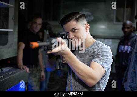 Lancia Cpl. Austin Dunning, in uscita e le separazioni commesso con 8 Marine Corps distretto, spara ad un bersaglio all'interno della piscina simulato Trainer di precisione di tiro all'interno del Marine Corps Enhanced Veicolo di marketing semi-carrello durante una competizione amichevole tra il personale Marines a bordo Naval Air Station riserva comune Base, Fort Worth, Texas, 20 dicembre 2017. La specifica EMV team consiste di due selezionatori che viaggiano attraverso il distretto di consegnare il Marine Corps' esperienza ai potenziali candidati ad alte scuole e gli eventi della comunità a nome di Marine Corps il reclutamento di comando. La specifica EMV pro Foto Stock