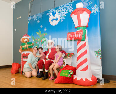 ALIAMANU MILITARE PRENOTAZIONE - Nicki Chaney pone con i suoi figli, Maddox e Mikayla, pongono con Babbo Natale durante il Winter Wonderland al Aliamanu militare prenotazione Centro Comunitario, Dic 16, 2017. (U.S. Foto dell'esercito da Kristen Wong, Oahu pubblicazioni) Foto Stock