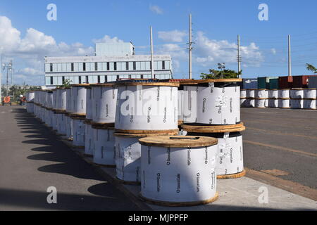 PONCE, PUERTO RICO (dec. n. 22, 2017) - Centinaia di bobine massiccia di pesanti ad alta tensione filo arriva alla posa in cantiere Ponce, Puerto Rico, parte delle tonnellate di importanti componenti elettrici che fluisce nel quotidiano di tutta la nazione per ricostruire l'isola il sistema di distribuzione elettrica. Gli Stati Uniti Esercito di ingegneri' Task Force power restoration team sta stilando un inventario dei critici di alimentazione materiali della griglia, in attesa di restauro del sito richieste di distribuzione da Puerto Rico Energia Elettrica autorità. (U.S. Foto dell'esercito da Jerry Rogers) Foto Stock