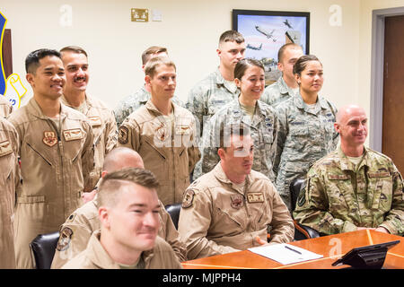 Avieri dal 69Bomba Expeditionary Squadron ha preso parte in una vacanza chiamata in conferenza con presidente Donald Trump Al Udeid Air Base, Qatar, Dic 24, 2017. Quindici aviatori dalla squadrone, che viene distribuita da Minot Air Force Base in North Dakota, sat in su la chiamata con il presidente. (U.S. Air National Guard photo by Staff Sgt. Patrick Evenson) Foto Stock