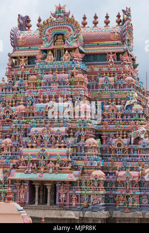 Uno dei intricatamente intagliati e dipinti ingresso gateway, o Gopuram, presso il tempio Ranganathaswamy a Srirangam a Trichy in Tamil Nadu Foto Stock