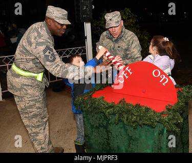 (Da sinistra a destra) Chief Master Sgt. Henry L. Hayes, Hanscom comando del capo, cacciatore Kircher, Col. Roman L. Hund, installazione commander, e Alessandria Kircher flip lo switch alla luce Hanscom albero di Natale al di fuori della cappella di base Dic. 5. La struttura annuale cerimonia di illuminazione prende il via la stagione delle vacanze. (U.S. Air Force foto di Linda LaBonte Britt) Foto Stock