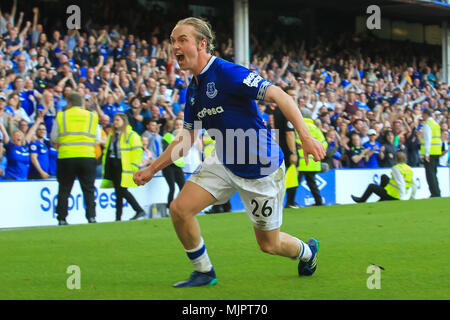 Liverpool, Regno Unito, 5 maggio 2018. Tom Davies di Everton festeggia dopo aver segnato il suo lato del primo obiettivo di uniformare e rendere il cliente 1-1 durante il match di Premier League tra Everton e Southampton a Goodison Park il 5 maggio 2018 a Liverpool, in Inghilterra. (Foto di Tony Taylor/phcimages.com) Credit: Immagini di PHC/Alamy Live News Foto Stock