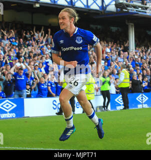 Liverpool, Regno Unito, 5 maggio 2018. Tom Davies di Everton festeggia dopo aver segnato il suo lato del primo obiettivo di uniformare e rendere il cliente 1-1 durante il match di Premier League tra Everton e Southampton a Goodison Park il 5 maggio 2018 a Liverpool, in Inghilterra. (Foto di Tony Taylor/phcimages.com) Credit: Immagini di PHC/Alamy Live News Foto Stock