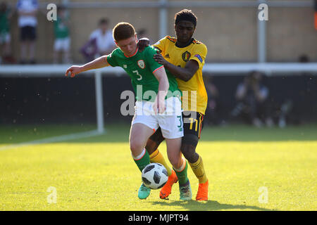 Kameron Ledwidge della Repubblica di Irlanda è imbrattata di Sekou Sidibe del Belgio durante il 2018 Campionato Europeo UEFA Under 17 Group C match tra Repubblica di Irlanda e Belgio a Loughborough University Stadium il 5 maggio 2018 a Loughborough, Inghilterra. (Foto di Paolo Chesterton/phcimages.com) Foto Stock