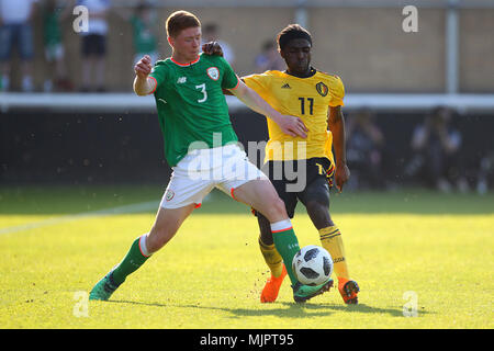 Kameron Ledwidge della Repubblica di Irlanda e Sekou Sidibe del Belgio in azione durante il 2018 Campionato Europeo UEFA Under 17 Group C match tra Repubblica di Irlanda e Belgio a Loughborough University Stadium il 5 maggio 2018 a Loughborough, Inghilterra. (Foto di Paolo Chesterton/phcimages.com) Foto Stock