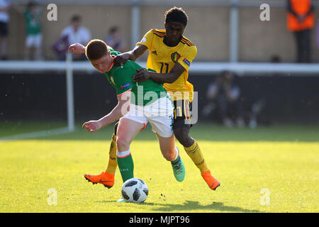 Kameron Ledwidge della Repubblica di Irlanda è imbrattata di Sekou Sidibe del Belgio durante il 2018 Campionato Europeo UEFA Under 17 Group C match tra Repubblica di Irlanda e Belgio a Loughborough University Stadium il 5 maggio 2018 a Loughborough, Inghilterra. (Foto di Paolo Chesterton/phcimages.com) Foto Stock