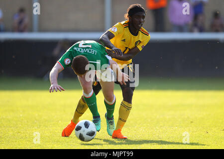 Kameron Ledwidge della Repubblica di Irlanda è imbrattata di Sekou Sidibe del Belgio durante il 2018 Campionato Europeo UEFA Under 17 Group C match tra Repubblica di Irlanda e Belgio a Loughborough University Stadium il 5 maggio 2018 a Loughborough, Inghilterra. (Foto di Paolo Chesterton/phcimages.com) Foto Stock