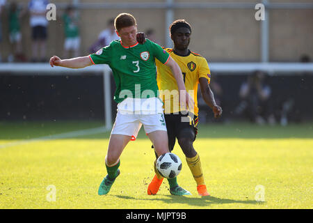 Kameron Ledwidge della Repubblica di Irlanda e Sekou Sidibe del Belgio in azione durante il 2018 Campionato Europeo UEFA Under 17 Group C match tra Repubblica di Irlanda e Belgio a Loughborough University Stadium il 5 maggio 2018 a Loughborough, Inghilterra. (Foto di Paolo Chesterton/phcimages.com) Foto Stock