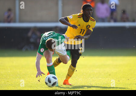 Kameron Ledwidge della Repubblica di Irlanda è imbrattata di Sekou Sidibe del Belgio durante il 2018 Campionato Europeo UEFA Under 17 Group C match tra Repubblica di Irlanda e Belgio a Loughborough University Stadium il 5 maggio 2018 a Loughborough, Inghilterra. (Foto di Paolo Chesterton/phcimages.com) Foto Stock